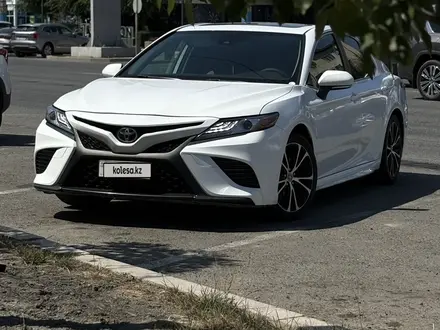 Toyota Camry 2020 года за 8 700 000 тг. в Атырау