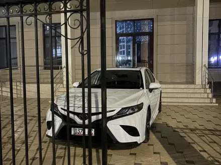 Toyota Camry 2020 года за 8 700 000 тг. в Атырау – фото 2