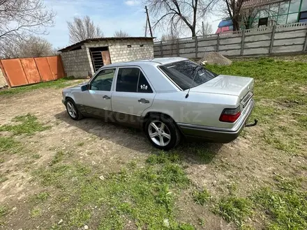 Mercedes-Benz E 220 1994 года за 2 500 000 тг. в Тараз – фото 2