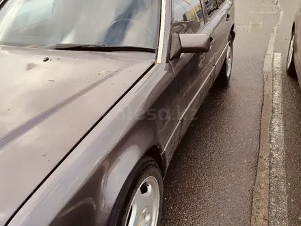 Mercedes-Benz E 280 1993 года за 2 450 000 тг. в Астана – фото 2