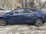 Hyundai Elantra 2018 годаfor7 800 000 тг. в Алматы – фото 2