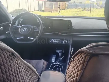 Hyundai Elantra 2023 года за 7 800 000 тг. в Актобе – фото 16