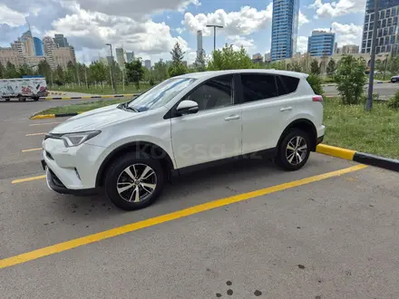 Toyota RAV4 2016 года за 11 000 000 тг. в Астана