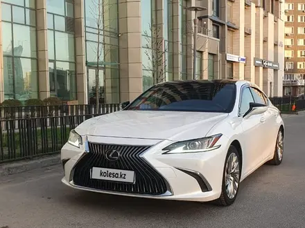 Lexus ES 250 2018 года за 21 000 000 тг. в Атырау