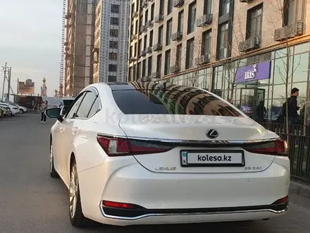 Lexus ES 250 2018 года за 21 000 000 тг. в Атырау – фото 2