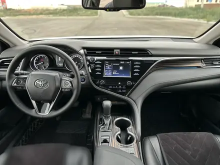 Toyota Camry 2019 года за 13 200 000 тг. в Атырау – фото 10