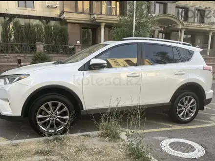 Toyota RAV4 2018 года за 14 500 000 тг. в Усть-Каменогорск – фото 2