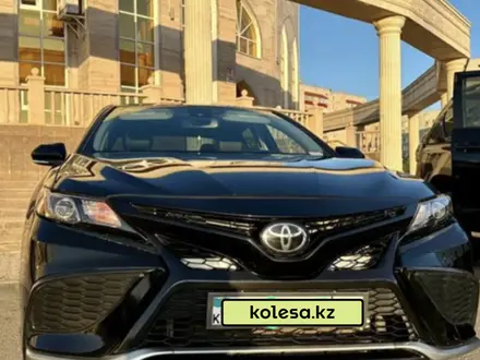 Toyota Camry 2022 года за 14 000 000 тг. в Уральск