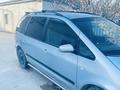 Volkswagen Sharan 2002 года за 3 000 000 тг. в Актау – фото 2