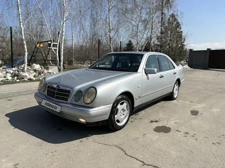 Mercedes-Benz E 230 1996 года за 3 000 000 тг. в Алматы