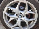 Диски на БМВ Х5 на 20 разноширокие за 250 000 тг. в Алматы – фото 3