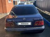 Mercedes-Benz E 320 1998 года за 2 500 000 тг. в Актобе – фото 3
