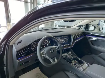 Volkswagen Touareg 2019 года за 29 500 000 тг. в Алматы – фото 5