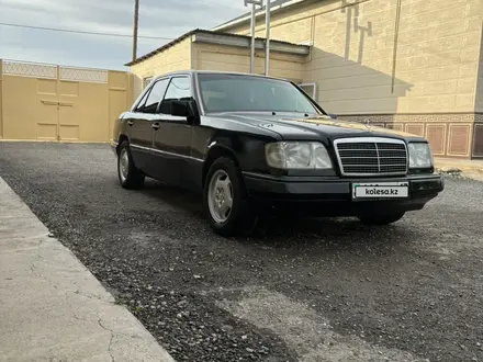 Mercedes-Benz E 220 1994 года за 1 650 000 тг. в Туркестан – фото 2