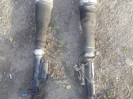 Передние амортизаторый воздушные и гидро на Мерседес W221 4-matic. за 160 000 тг. в Астана – фото 2