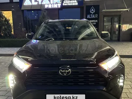 Toyota RAV4 2021 года за 16 000 000 тг. в Актау
