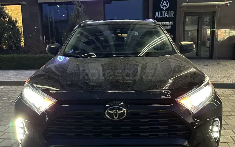 Toyota RAV4 2021 года за 16 000 000 тг. в Актау