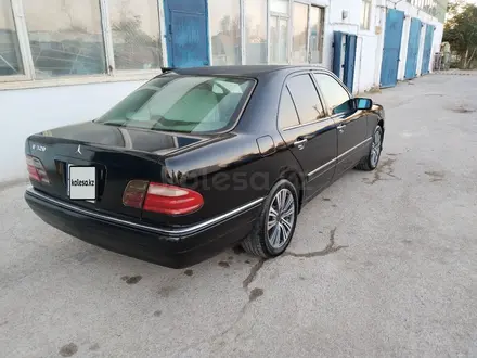 Mercedes-Benz E 320 1998 года за 3 800 000 тг. в Актау – фото 4