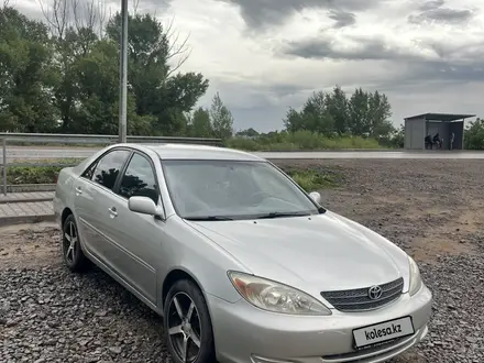 Toyota Camry 2003 года за 4 000 000 тг. в Актобе – фото 2