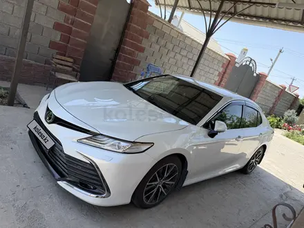 Toyota Camry 2021 года за 15 900 000 тг. в Шымкент – фото 2