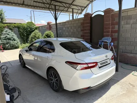 Toyota Camry 2021 года за 15 900 000 тг. в Шымкент – фото 3