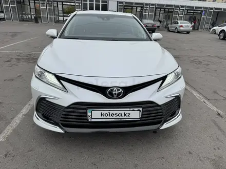 Toyota Camry 2023 года за 20 500 000 тг. в Алматы – фото 2