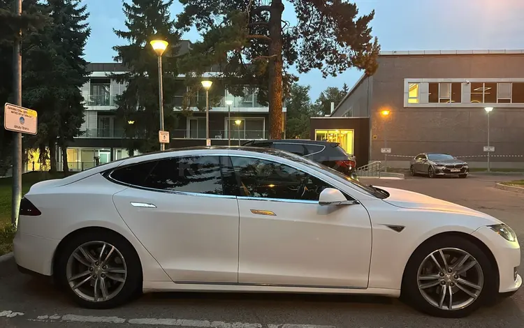Tesla Model S 2013 годаfor16 000 000 тг. в Алматы