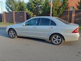 Mercedes-Benz C 200 2002 года за 2 600 000 тг. в Астана – фото 2