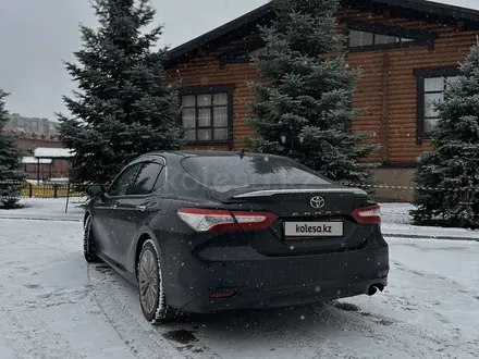 Toyota Camry 2018 года за 13 900 000 тг. в Павлодар – фото 3