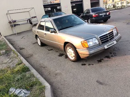 Mercedes-Benz E 220 1993 года за 1 850 000 тг. в Кокшетау – фото 3