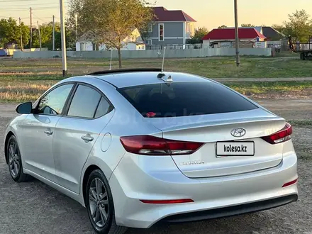 Hyundai Elantra 2017 года за 4 550 000 тг. в Уральск – фото 3
