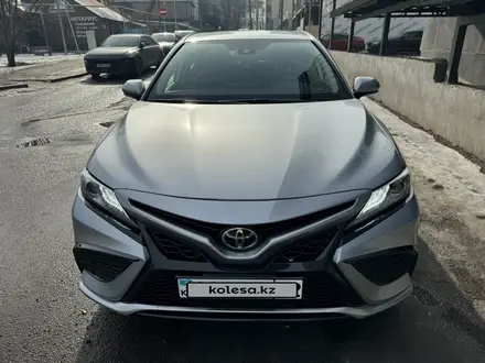 Toyota Camry 2021 года за 18 500 000 тг. в Алматы – фото 2