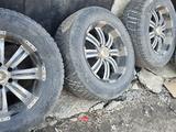 Комплект зимних шин на дисках за 160 000 тг. в Алматы – фото 3