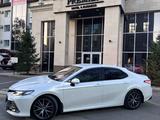 Toyota Camry 2021 года за 13 600 000 тг. в Караганда – фото 2