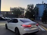 Toyota Camry 2021 года за 13 600 000 тг. в Караганда – фото 3