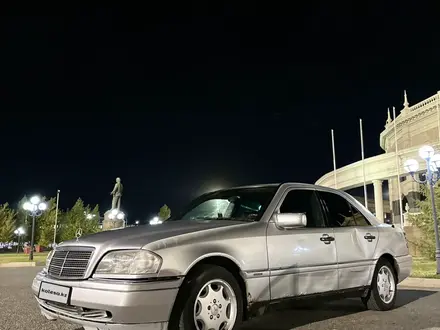 Mercedes-Benz C 180 1995 года за 1 600 000 тг. в Атырау – фото 2