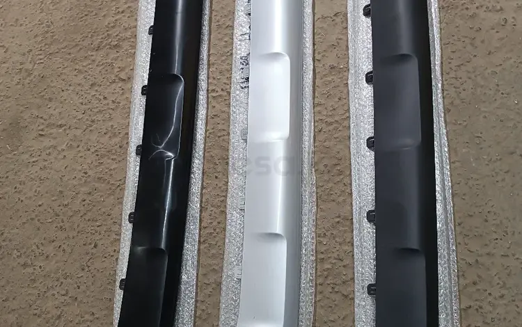 RAV4 2020 — накладка БАМПЕРА РАВ4 за 28 000 тг. в Алматы