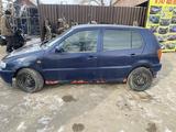 Volkswagen Polo 1998 года за 500 000 тг. в Тараз – фото 2