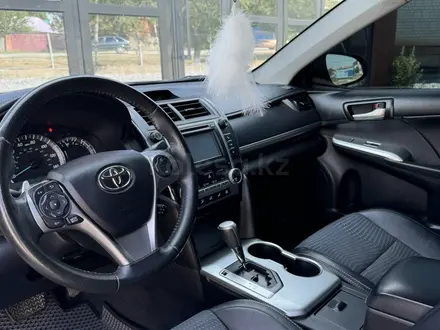 Toyota Camry 2014 года за 6 500 000 тг. в Актобе – фото 15