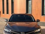 Toyota Camry 2019 года за 9 800 000 тг. в Шымкент – фото 2