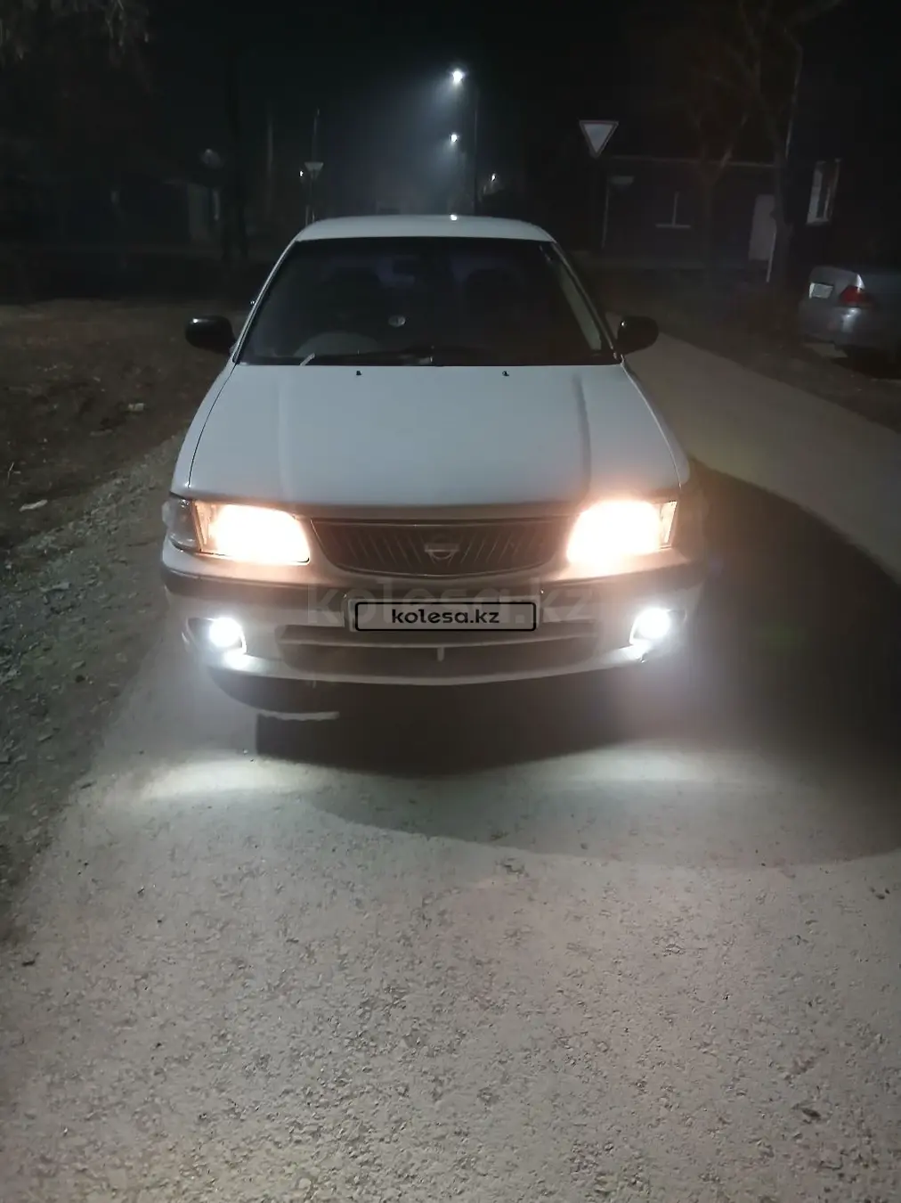 Nissan Sunny, 2001