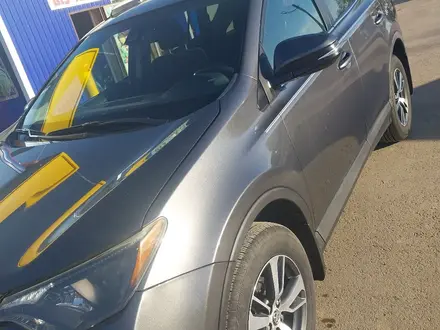 Toyota RAV4 2018 года за 7 500 000 тг. в Уральск – фото 2