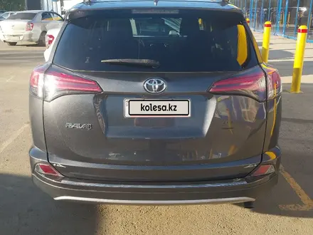 Toyota RAV4 2018 года за 7 500 000 тг. в Уральск – фото 4