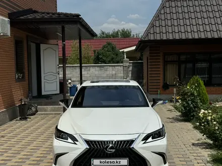 Lexus ES 250 2022 года за 22 400 000 тг. в Алматы