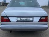 Mercedes-Benz E 220 1993 года за 2 050 000 тг. в Караганда – фото 2