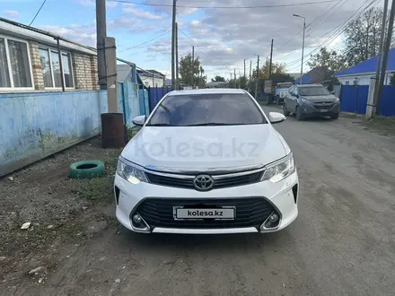 Toyota Camry 2015 года за 10 500 000 тг. в Актобе – фото 4