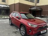 Toyota RAV4 2021 года за 14 700 000 тг. в Усть-Каменогорск – фото 2