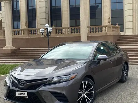 Toyota Camry 2018 года за 8 900 000 тг. в Атырау