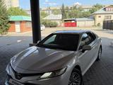 Toyota Camry 2018 года за 14 500 000 тг. в Семей