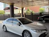 Toyota Camry 2018 года за 14 500 000 тг. в Семей – фото 2